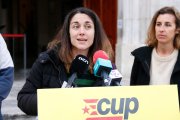 Imatge d'Eva Miguel, regidora de la CUP de Tarragona, durant la roda de premsa.