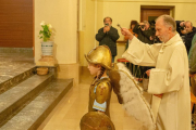 La benedicció de mossèn Jordi Vila i Borràs a l'església de Sant Esteve de Vila-seca.