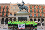 Els membres de la penya ciclista 'El Jamón' davant del monument a Prim.