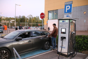 Un home carregant el seu vehicle híbrid.