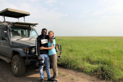 La falda Pilar Millan junto a su marido Henry Mwakajumba frente a un vehículos con los que realizan rutas por Tanzania.