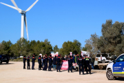 Una veintena de manifestantes en la inauguración de los nuevos aerogeneradores.