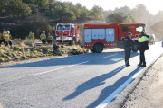 Bombers treballant a l'incendi de la Selva del Camp.