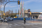 Els veïns demanen elevar els passos de vianants de la plaça dels Llapis.