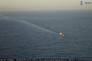 Imatge del «Lagertha» y la taca de més de 12km d'hidrocarburs vessats al mar.