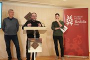 El regidor de Cultura i Política Lingüística de l'Ajuntament de Reus, Daniel Recasens; el patró de la Fundació Privada Reddis, Xavier Filella i el compositor, Joan Magrané presentant la nova programació de converses amb creadors Prosceni Reddis Bartrina 2023