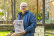 Jaume Gómez junto a su libro, donde se muestran fotografías familiares.