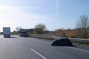 Un camió ha perdut part de la càrrega que transportava.