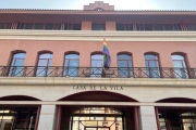 Fachada del consistorio con la bandera LGTBI.