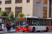 Imatge d'arxiu d'un autobús de l'EMT en una de les parades de la plaça Imperial Tarraco.