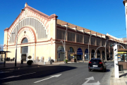 L'avinguda Generalitat de Tortosa a la zona del Mercat Municipal.