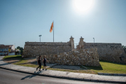 El Fortí de Sant Jordi es troba ubicat al passeig de Rafael Casanova, a la punta del Miracle.