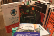 Conjunt de llibres a la biblioteca