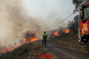 Un moment dels treballs dels Bombers en l'incendi ubicat a la Catalunya Nord.