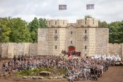 Imatge dels actors, actrius i escenaris del «Draaksteken» de Bessel, festa agermanada amb la Setmana Santa Medieval de Montblanc.