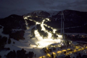 En Masella puede disfrutar del esquí nocturno gracias a una red de luz que ilumina 13 pistas de la estación.