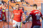 Marc Fernández i Aarón Rey celebrant el primer gol del partit contra el Calahorra.