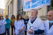 El metge Josep Maria Roca va explicar, a les portes del centre, que s'ha arribat a una situació crítica.