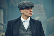 En la popular serie de Netflix Peaky Blinders, el protagonista, Thomas Shelby (interpretado por Cylian Murphy) se caracteriza por fumar con mucha asiduidad.