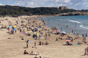 Varios tarraconenses se han desplazado hasta la playa de la Arrabassada para disfrutar de un día de playa.