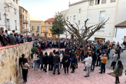 La plaça major de Garcia plena de goma a gom en la concentració i el minut de silenci per la jove veïna assassinada.