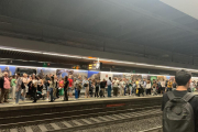 Les andanes de l'estació de Passeig de Gràcia no paraven d'acumular gent esperant el seu tren, com el cas de Juan Carlos Martínez.