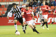 Alex Quintanilla luchando contra el delantero del Castellón, Fabrizio en el Nou Estadi Costa Daurada.