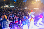 Imatge d'un grup d'estudiants amb samarretes a joc durant la celebració de la festa al Camp de Mart.