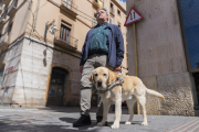 Javier Gómez y Pitt delante de la sede de la ONCE en Tarragona.