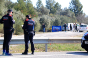 Dos agents custodien la zona on van trobar la jove de Garcia a Móra la Nova a l'N-420.