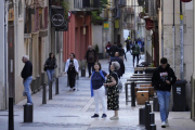 Gent passejant pels carrers cèntrics de la ciutat.