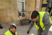 Dos operaris d'Aigües de Reus fent la inspecció d'una claveguera a Reus.