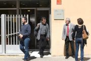 Ignasi Valera, a l'esquerra, sortint de delcarar davant del jutge el 12 de maig de 2017.