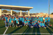 El equipo del CF Canonja con las camisetas conmemorativas del ascenso a Primera Catalana.