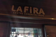 Imatge del centre comercial reusenc amb la il·luminació exterior apagada.