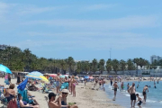 La platja de Ponent ahir al matí, on s'ha obert també el servei de salvament i socorrisme aquest cap de setmana.