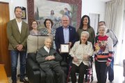 Josep Maria Consarnau acompanyat dels familiars i dels representants de l'Ajuntament de Salou