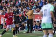 Dani Vidal dirigiendo un partido desde el banquillo del Nou Estadi Costa Daurada.