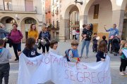 Diverses famílies durant a concentració per demanar que es tirin endavant les obres de la cuina de l'Escola Els Baltis.