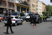 Agents de la Policia Nacional i de la Guàrdia Civil, al passeig de l'Extremadura a Madrid, on aquest dijous han mort dues persones atropellades.