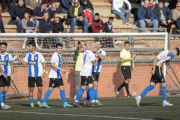 Los jugadores del Reus FC Reddis y la UE Valls disputándose la pelota en el partido de la primera vuelta.