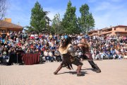 Dos participants d'un espectacle al carrer a Montblanc