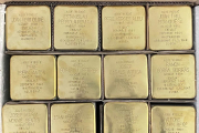 Imatge de les 12 llambordes Stolpersteine dels deportats reusencs als camps nazis que es col·locaran aquest 2023.