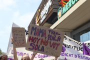 Les manifestants amb cartells just davant del centre comercial Màgic.