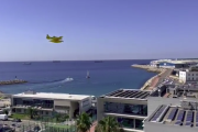 Un hidroavió dels Bombers sobrevolant el Port de Tarragona.