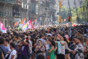 Centenars de persones seguint la manifestació.