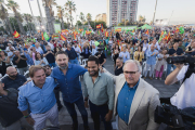 Santiago Abascal acompanyat per membres del seu partit durant un meeting electoral.