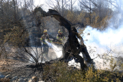 Los bomberos trabajando en el incendio en El Perelló.