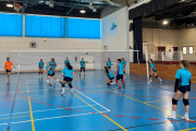 Un grup de participants de l'estada esportiva organitzada per la Federació Catalana de Voleibol, entrenant al pavelló esportiu de l'Hospitalet de l'Infant.