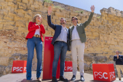 Montse Adán, Rubén Viñuales i Salvador Illa durant l'acte a la plaça de la Rumba.